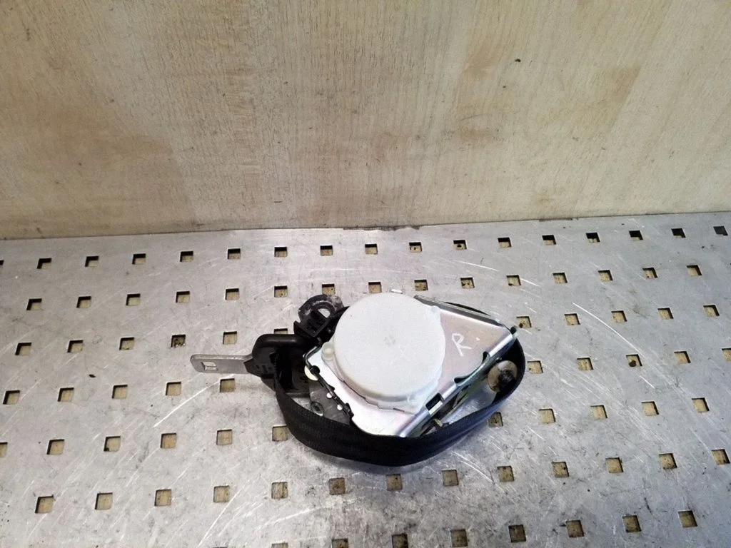 Rear seatbelt 34074772B