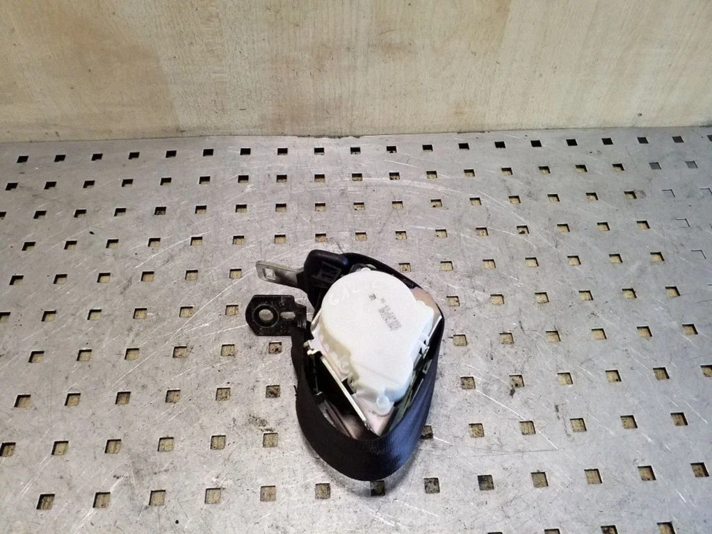 Rear seatbelt BM51611B68