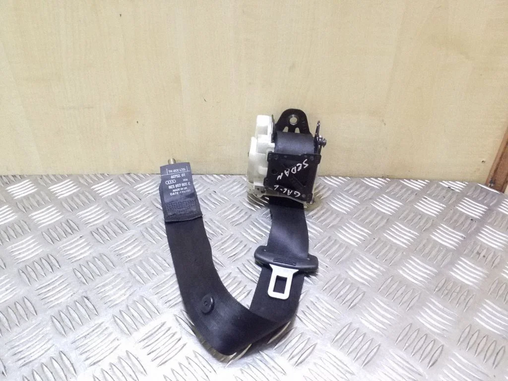 Rear seatbelt 8E5857805E