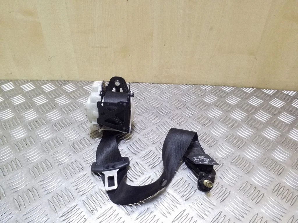Rear seatbelt 8E5857805E