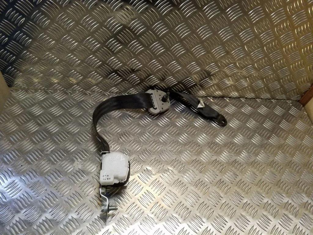 Rear seatbelt – Nissan Navara D40 (2004-2015)