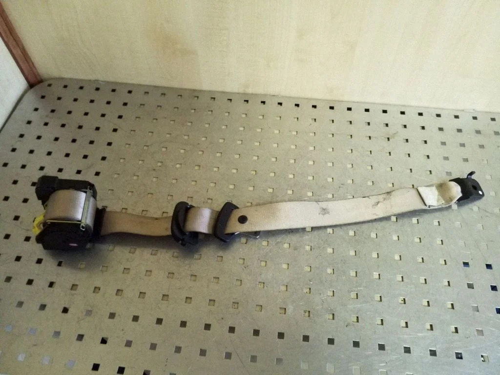 Rear seatbelt 33000342E