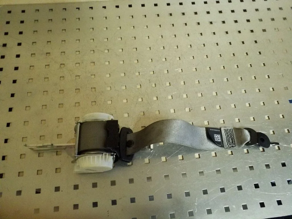 Rear seatbelt 33061254B