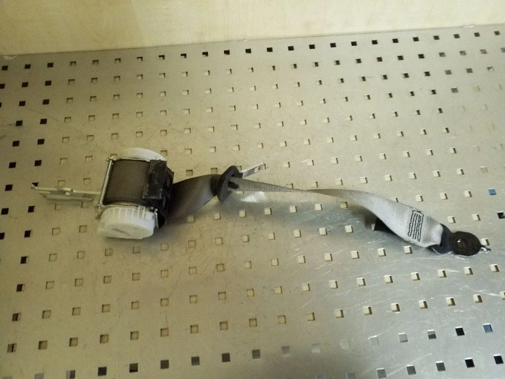 Rear seatbelt 33061254B