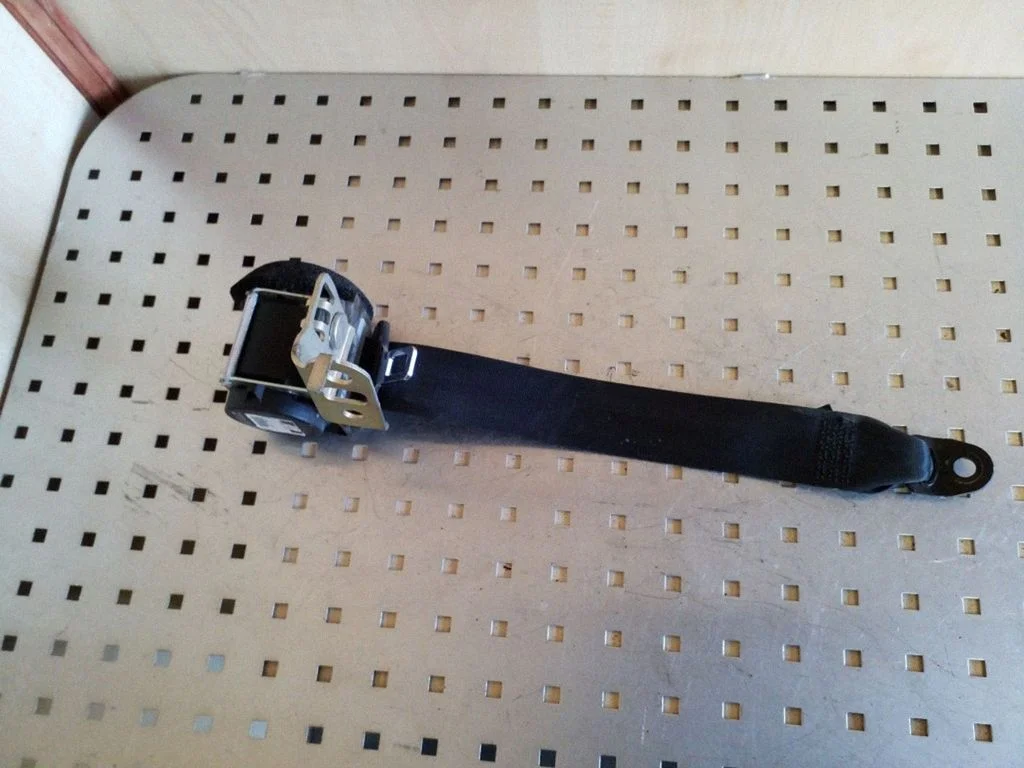 Rear seatbelt 7336005170