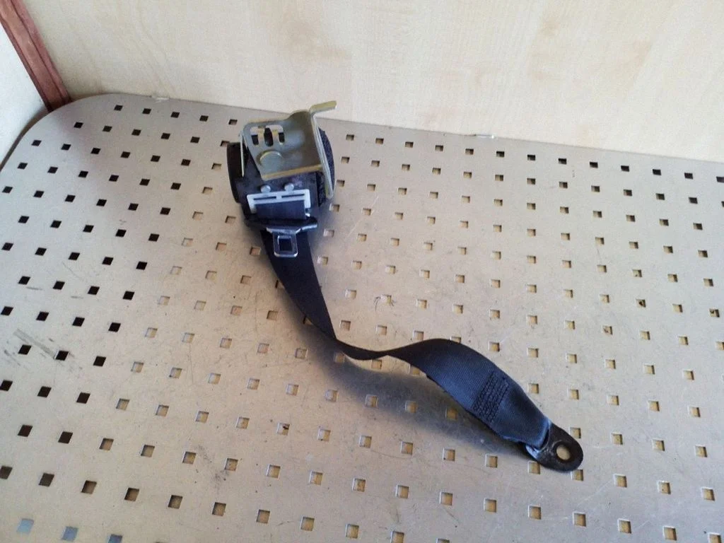 Rear seatbelt 7336005170