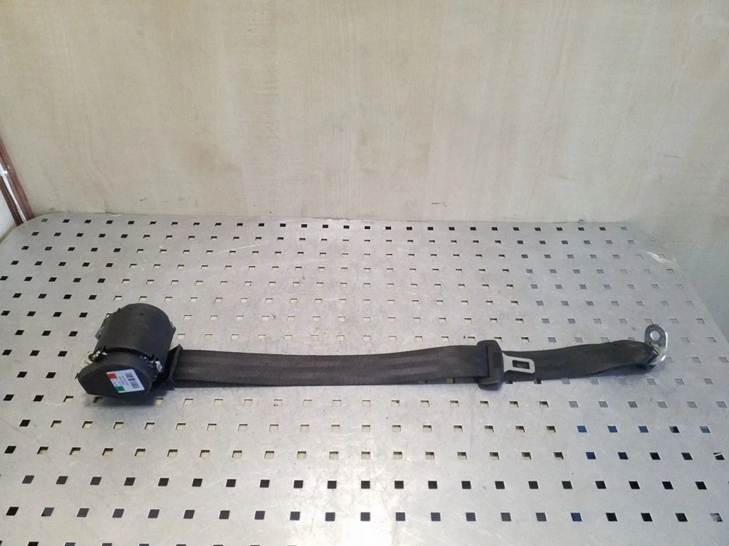Aizmugurējā drošības josta 8K0857805K