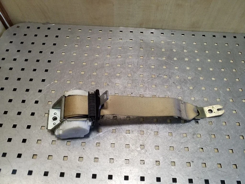 Rear seatbelt – right