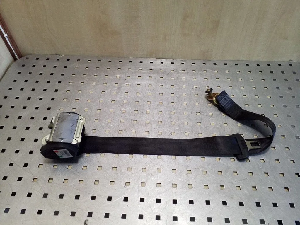 Rear seatbelt 8E5857805D