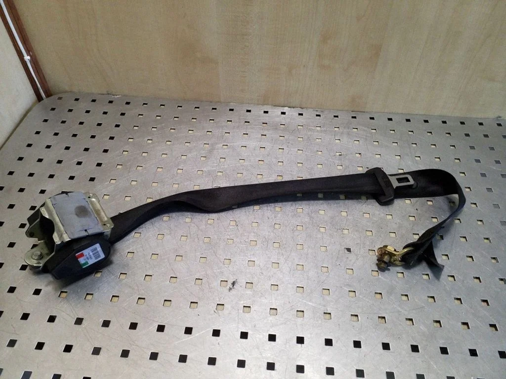 Rear seatbelt 8E5857805D