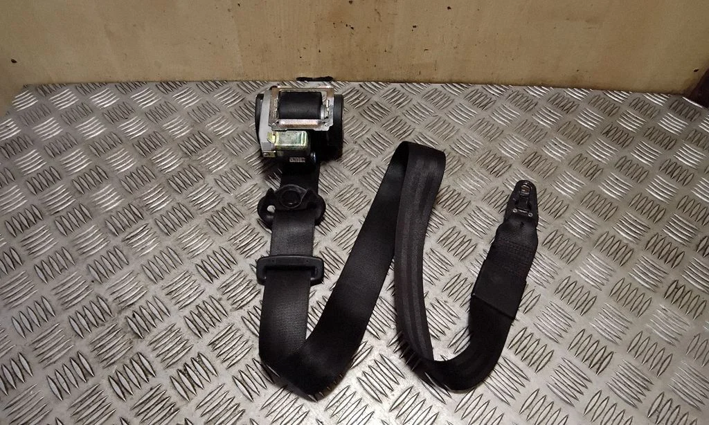 Front seatbelt 8E0857706B