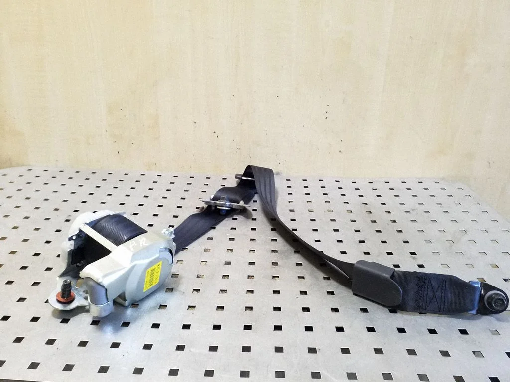 Front seatbelt 888701W600