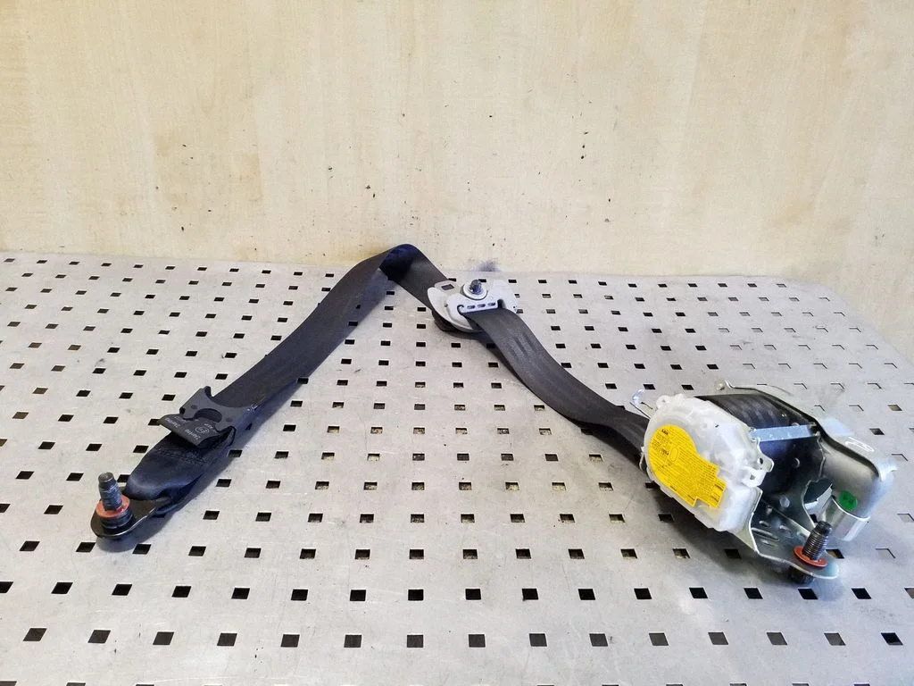 Front seatbelt 888701W600