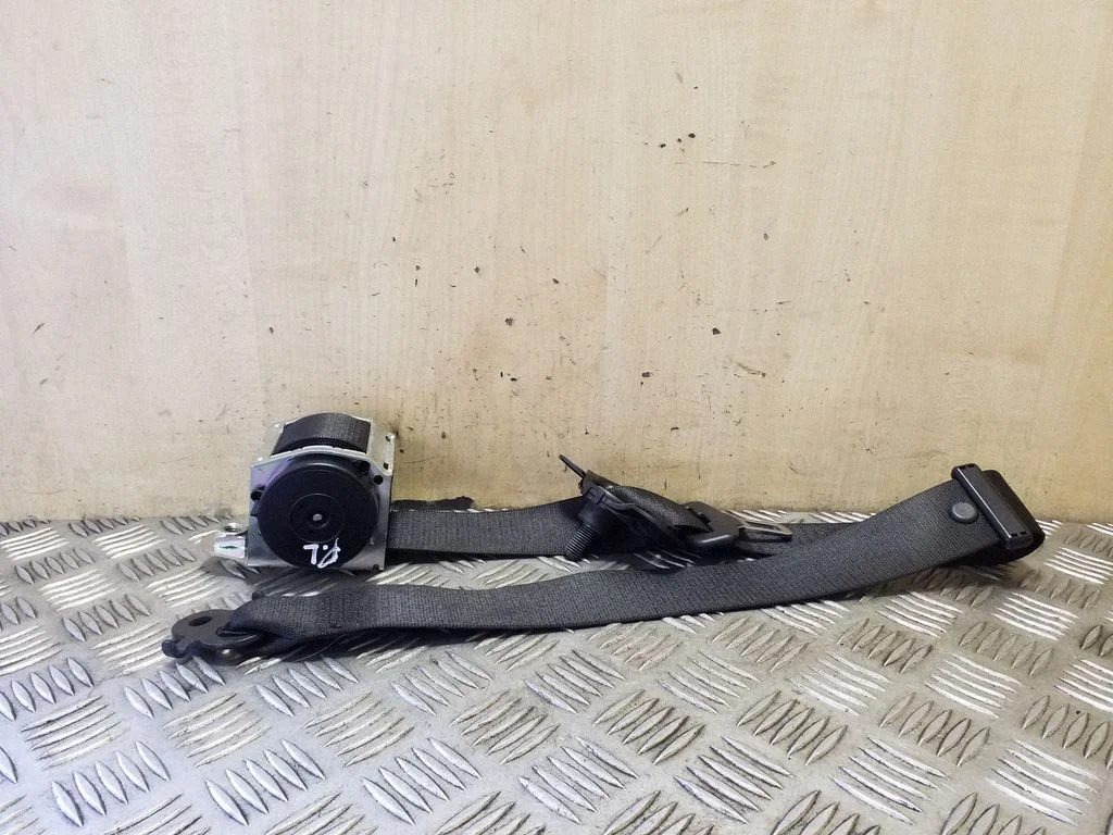 Front seatbelt 617612800A