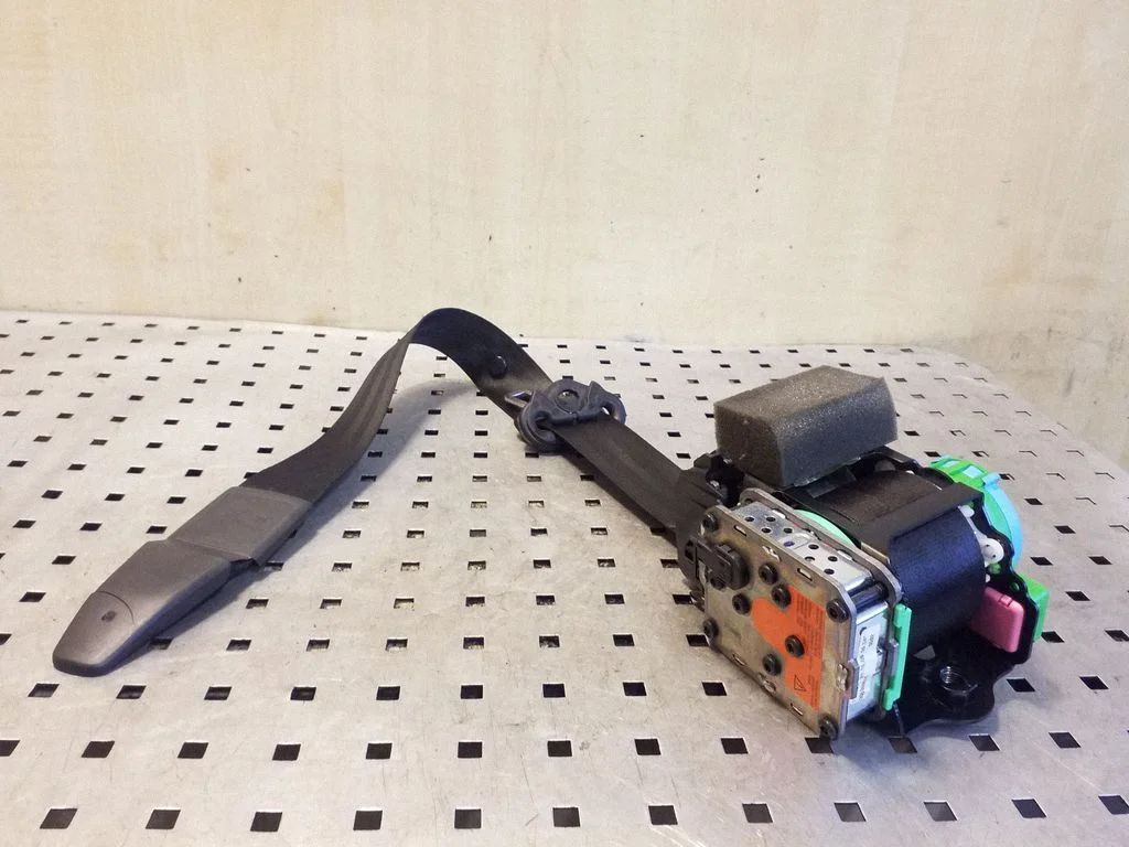 Front seatbelt – Audi A4 Allroad B8 (2008-2016)