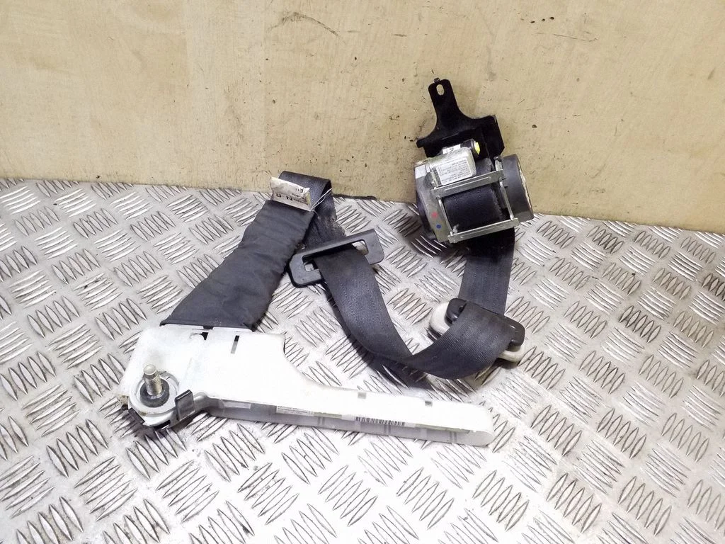 Front seatbelt 617544100C