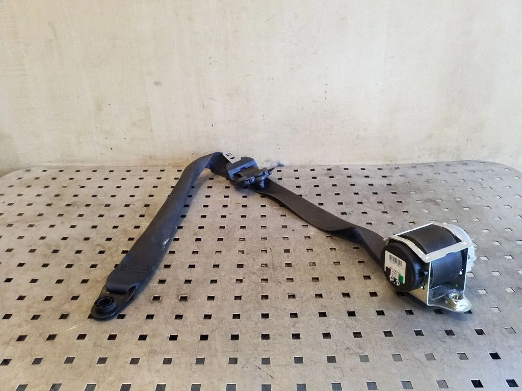 Front seatbelt – Land Rover Discovery 3 - LR3 (2005-2009)