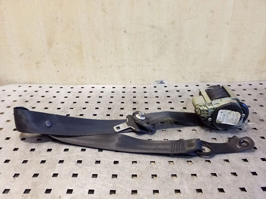 Front seatbelt E9047136