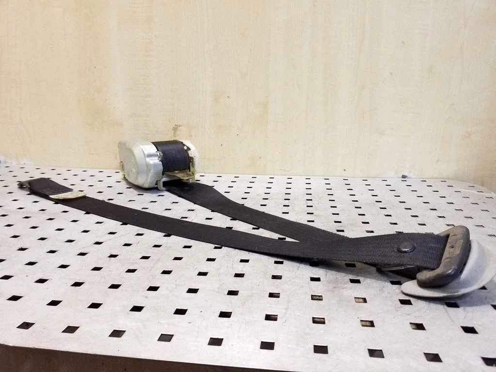 Front seatbelt – Toyota Corolla Verso E121 (2001-2004)