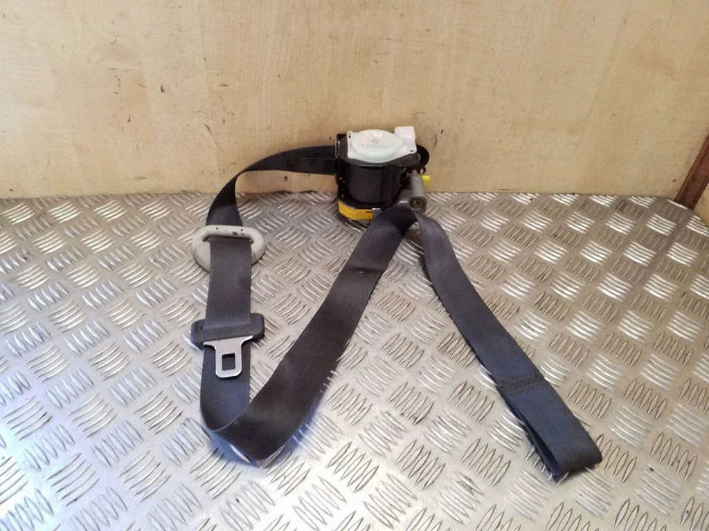 Front seatbelt – left