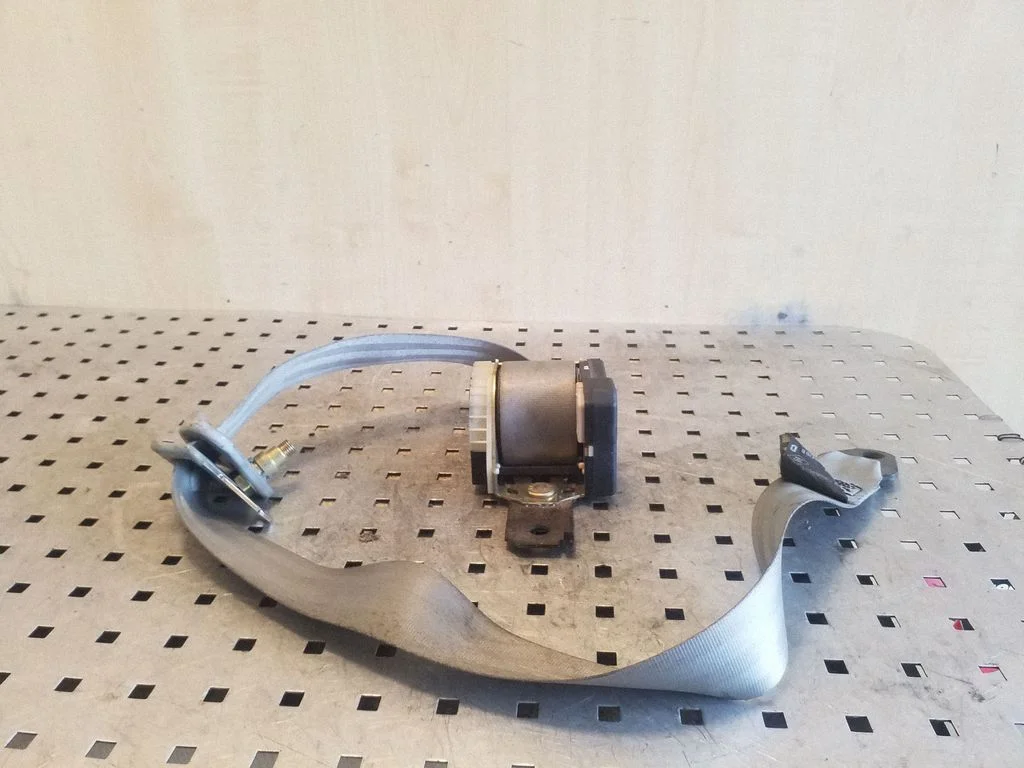 Front seatbelt 33000380E