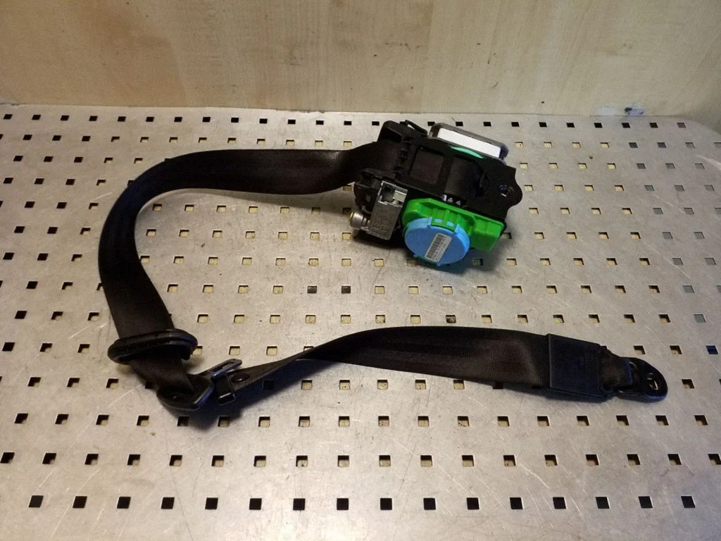 Front seatbelt 8T0857705