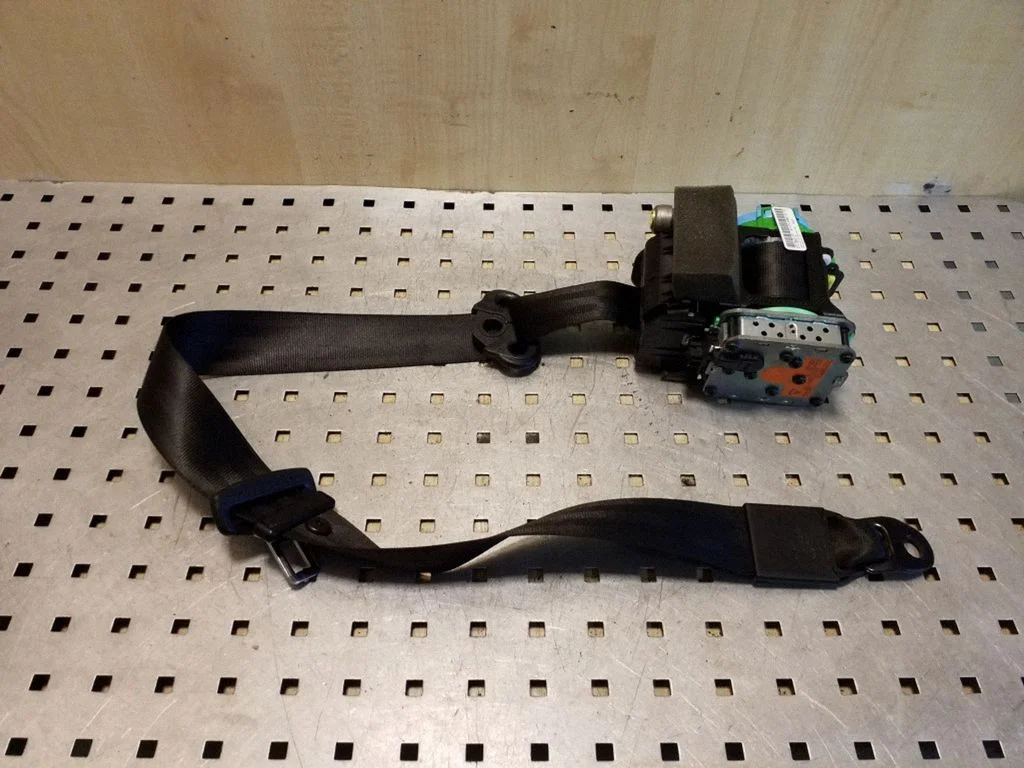 Front seatbelt 8T0857705