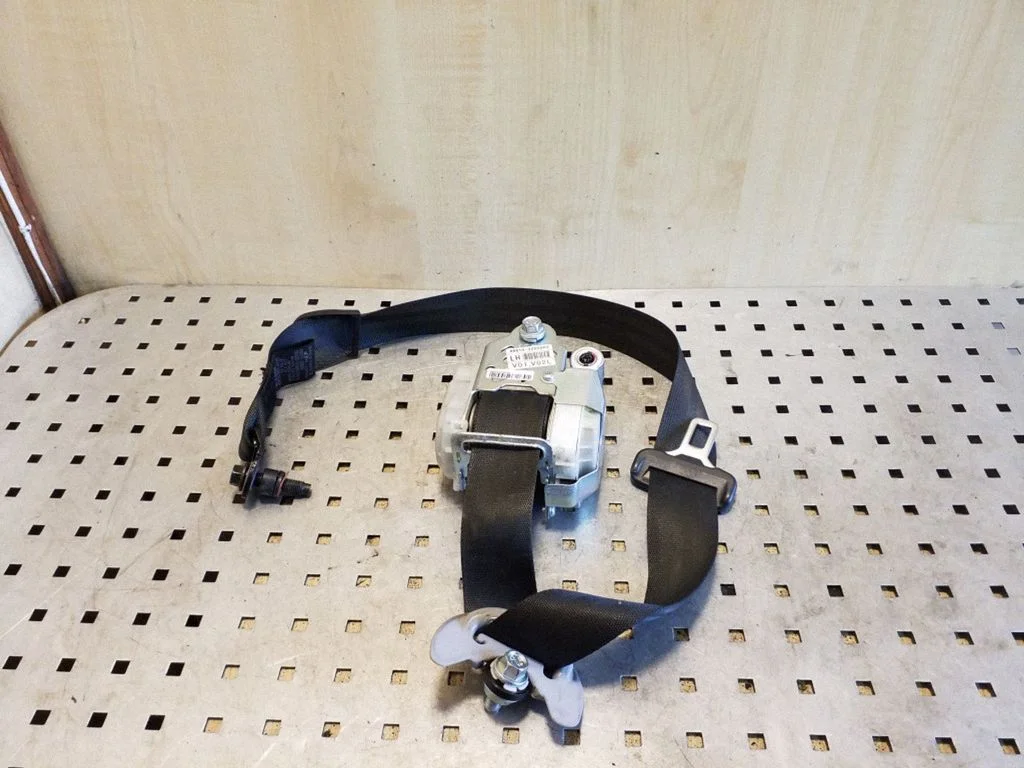Front seatbelt 888103Z000