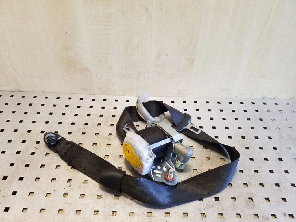 Front seatbelt 888203Z000
