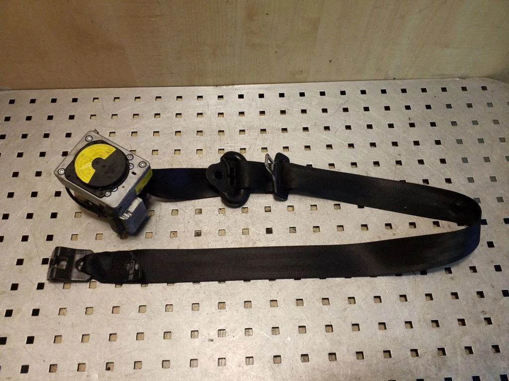 Front seatbelt 1U4857702C