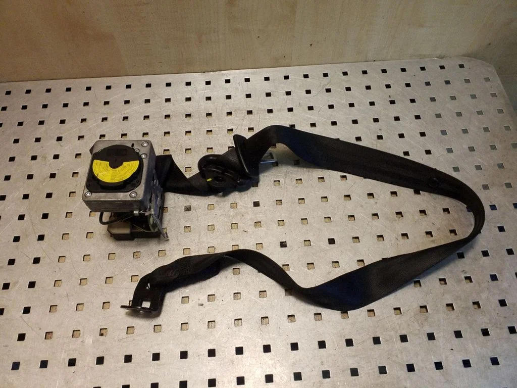 Front seatbelt 1U4857702C