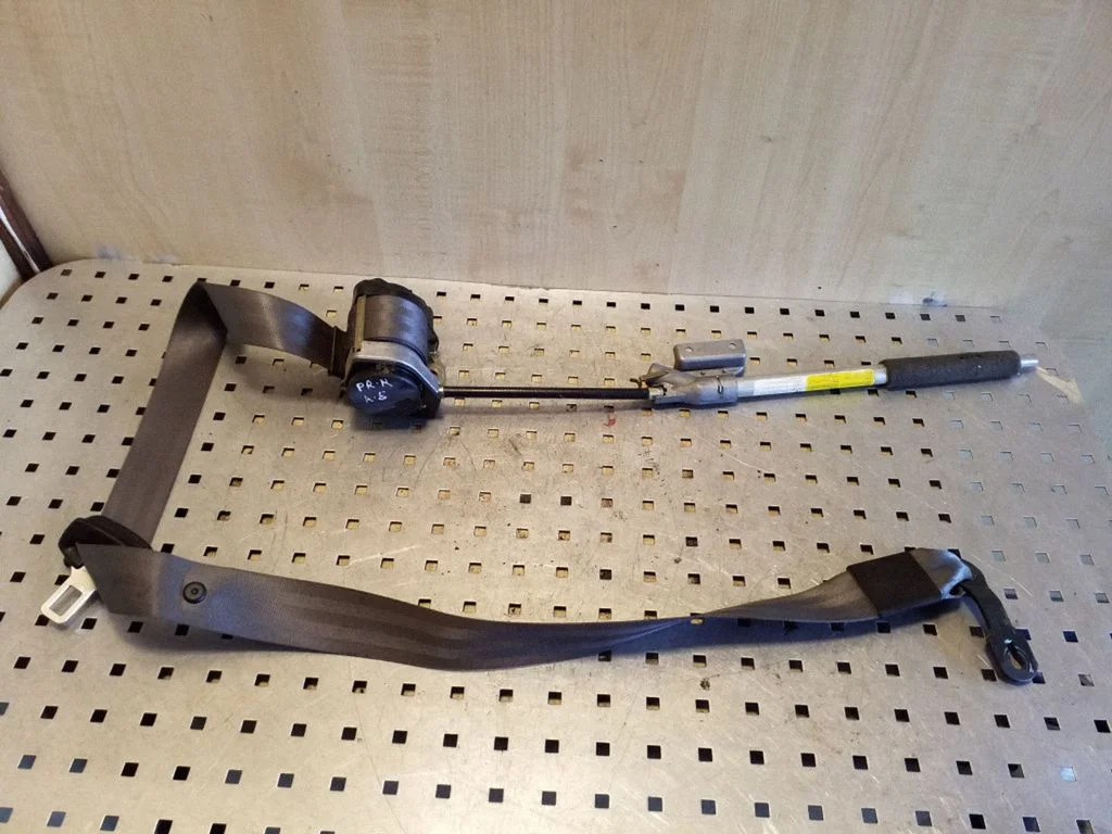 Front seatbelt – Audi A8 S8 D2 4D (1994-2002)