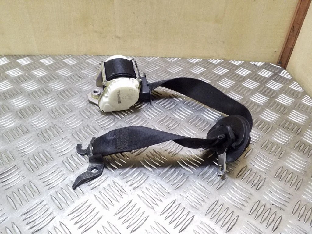 Front seatbelt – BMW 3 Series E90 E91 (2005-2012)