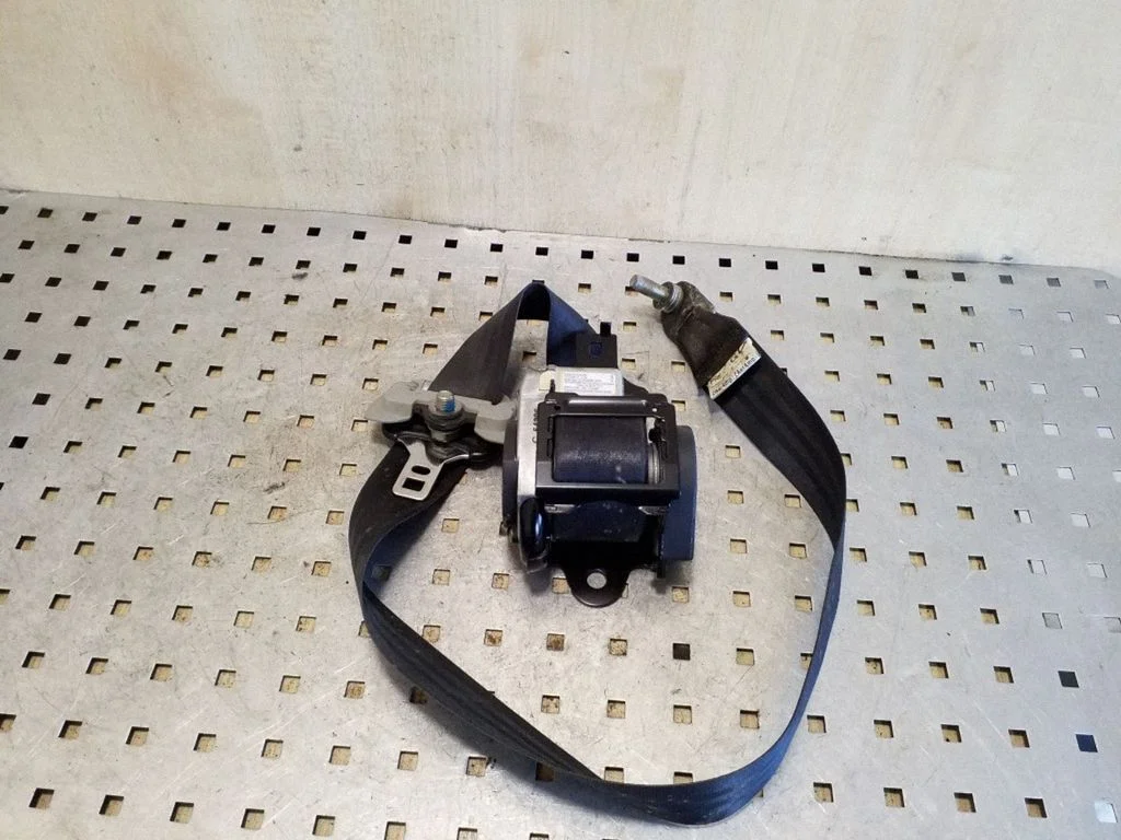 Front seatbelt – Mitsubishi Outlander (2001-2007)