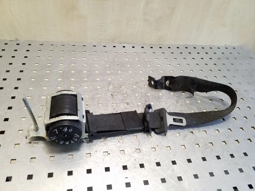Front seatbelt – left