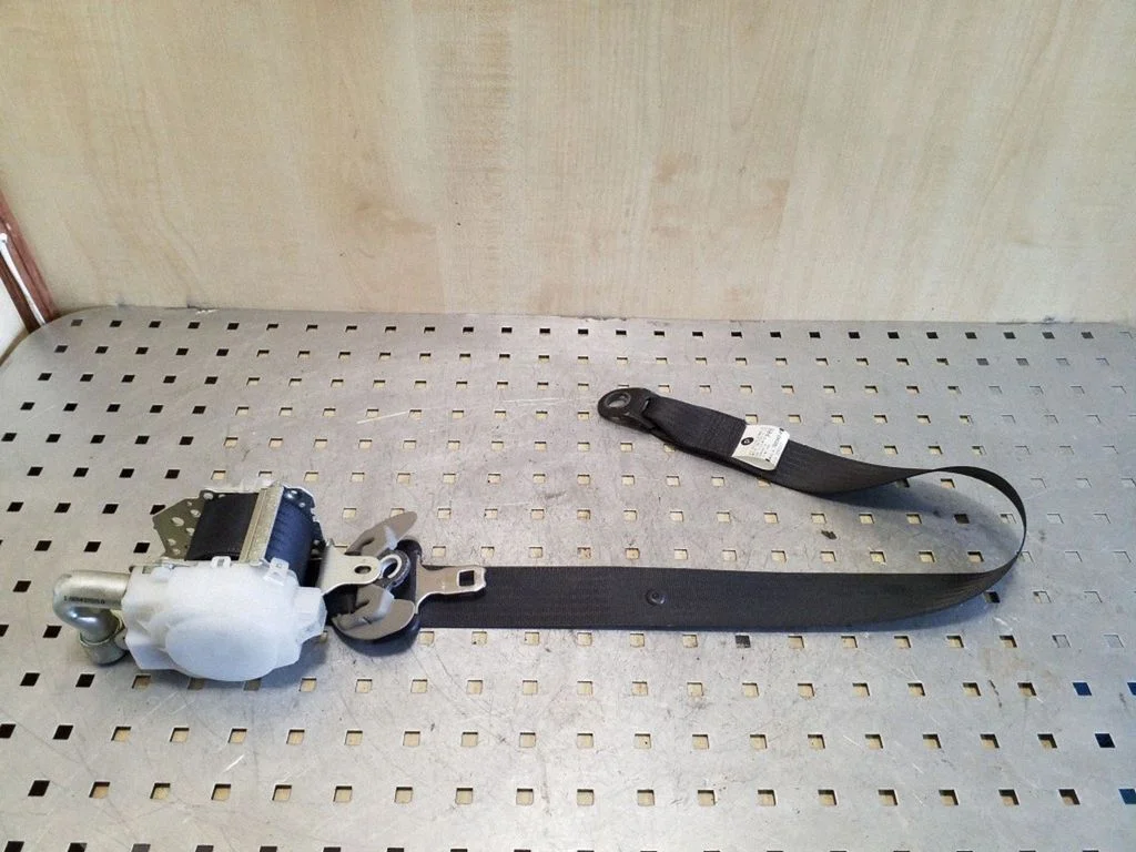 Front seatbelt – Toyota RAV 4 (XA30) (2006-2016)