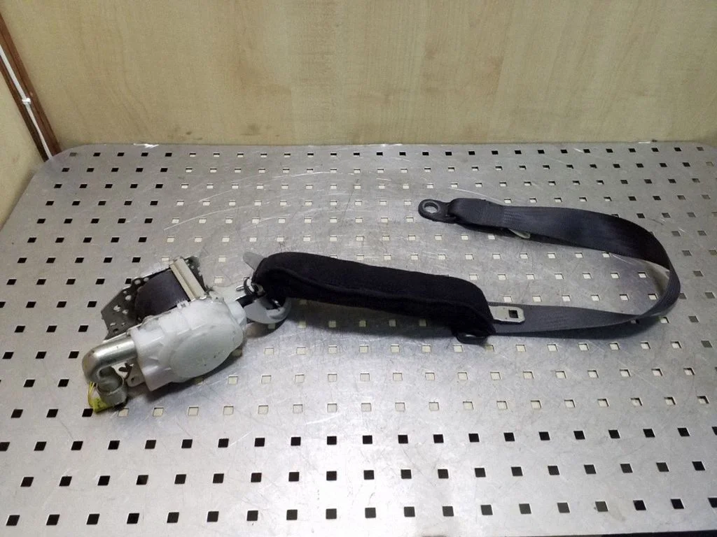 Front seatbelt – Toyota RAV 4 (XA30) (2006-2016)