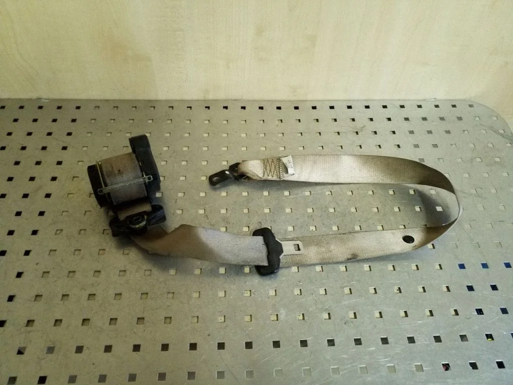 Front seatbelt 33000340C