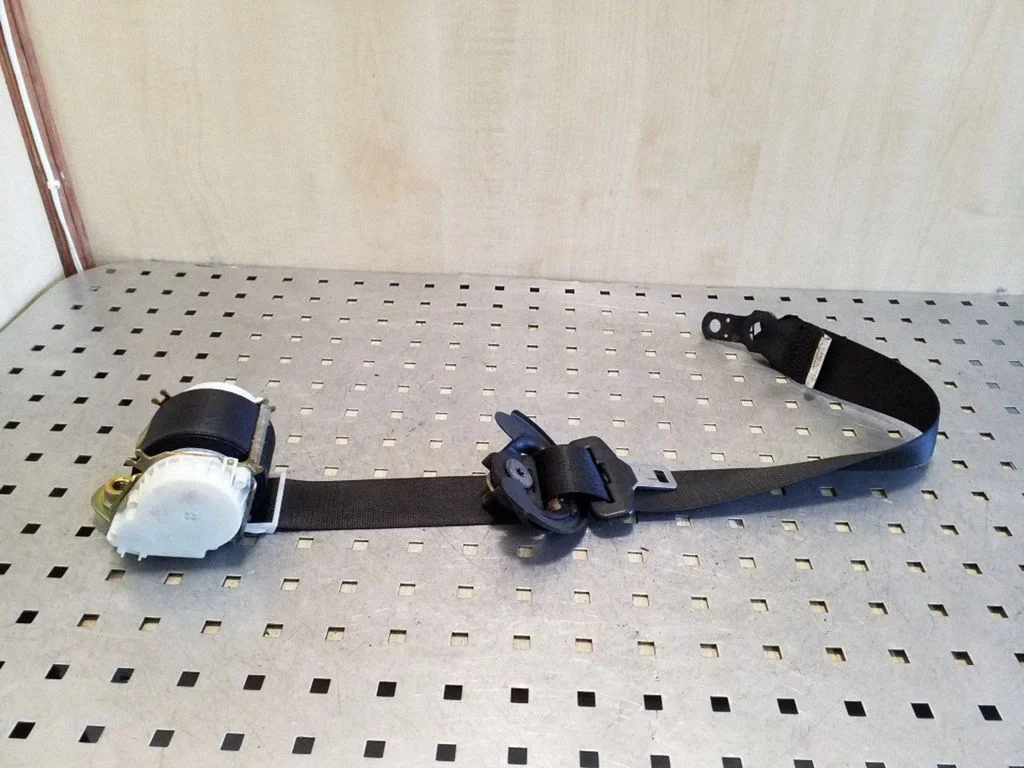 Front seatbelt 33005895