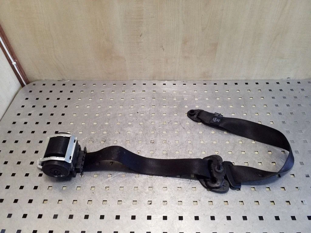 Front seatbelt 601629600D