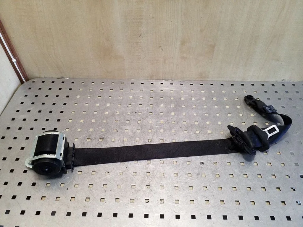 Front seatbelt 601629800D