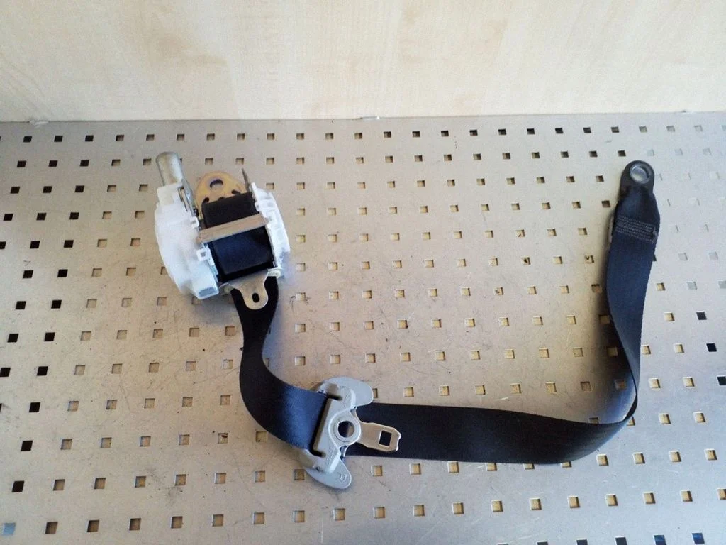 Front seatbelt 7P1510P
