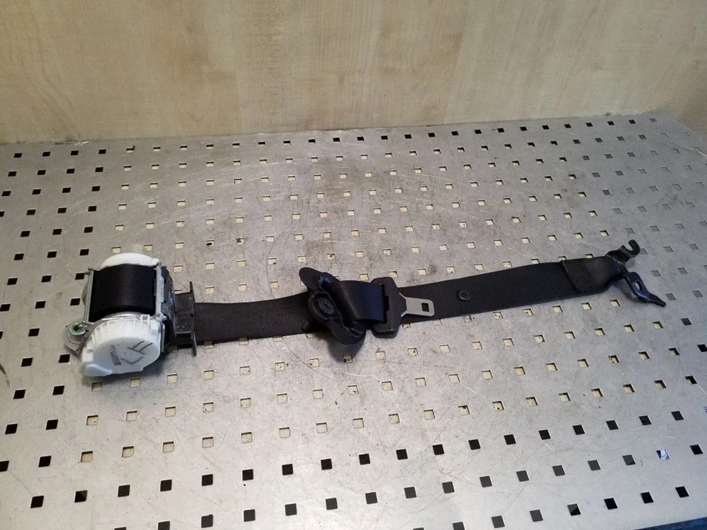 Front seatbelt – BMW 3 Series E90 E91 (2005-2012)