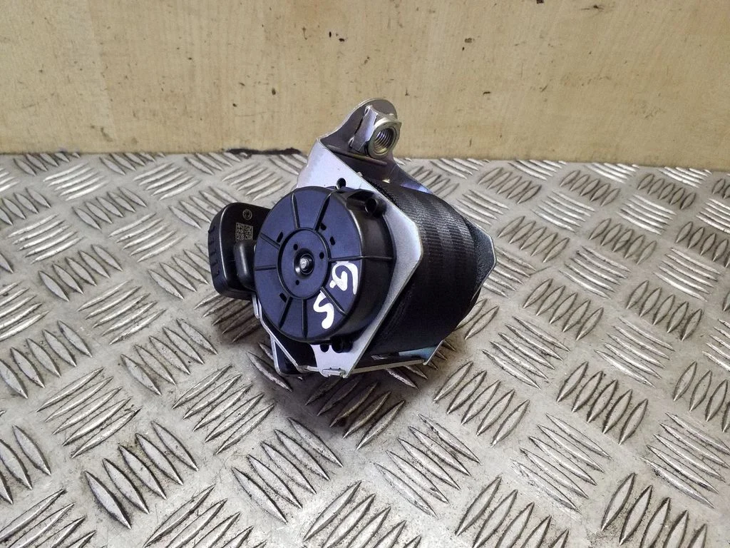 Middle seatbelt (rear) 5L6857807B