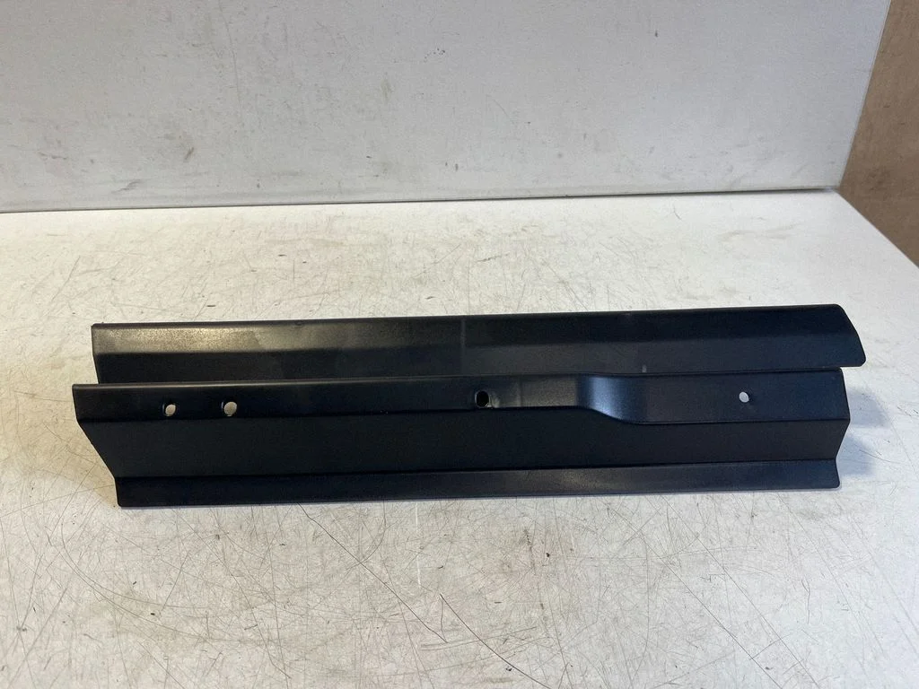 Cita bagāžnieka apdares detaļa – Tesla Model S (2012-)