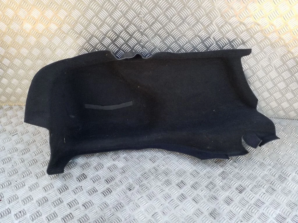 Boczny panel tapicerki bagażnika AW93F45423AE
