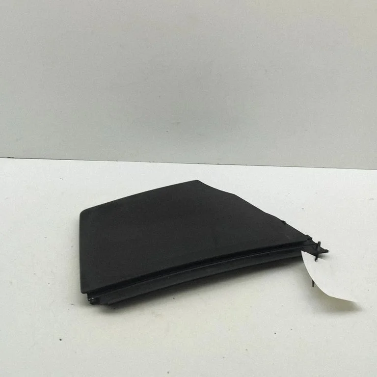 Rear vent window glass – Tesla Model Y (2020-)