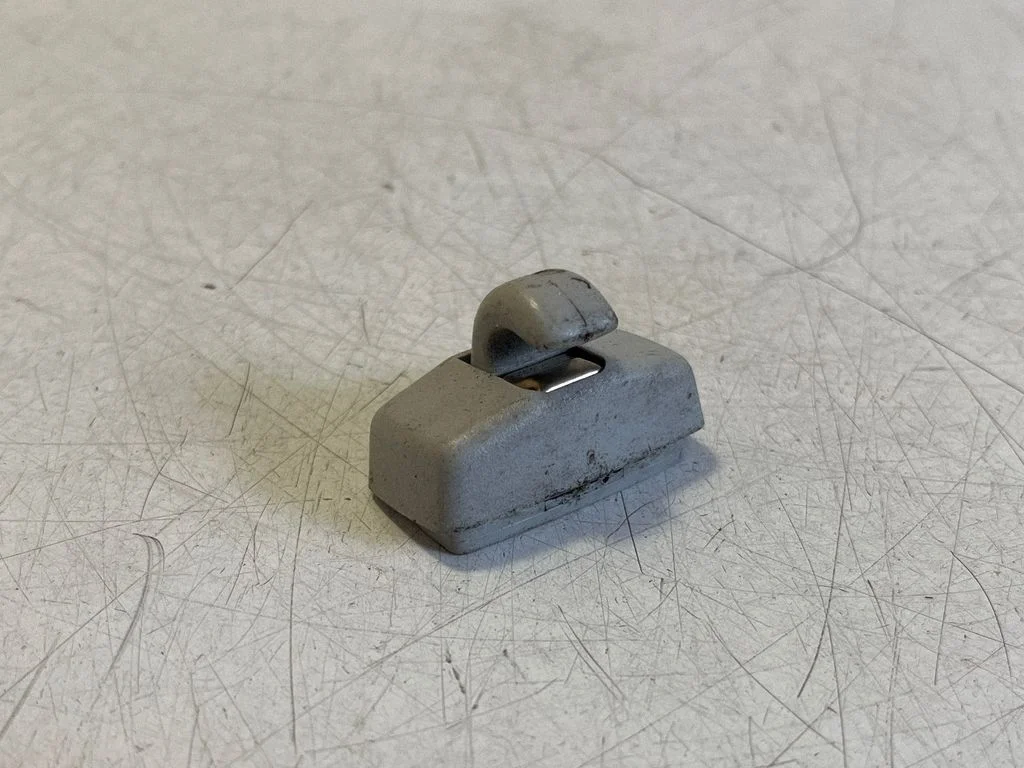 Päikesesirmi kinnitusklamber 3B0857561B