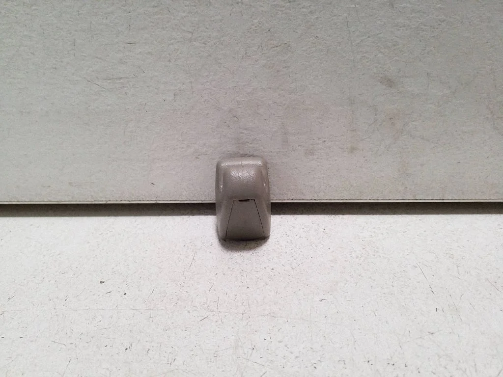 Päikesesirmi kinnitusklamber 544908429 – Chevrolet Orlando (2011-)