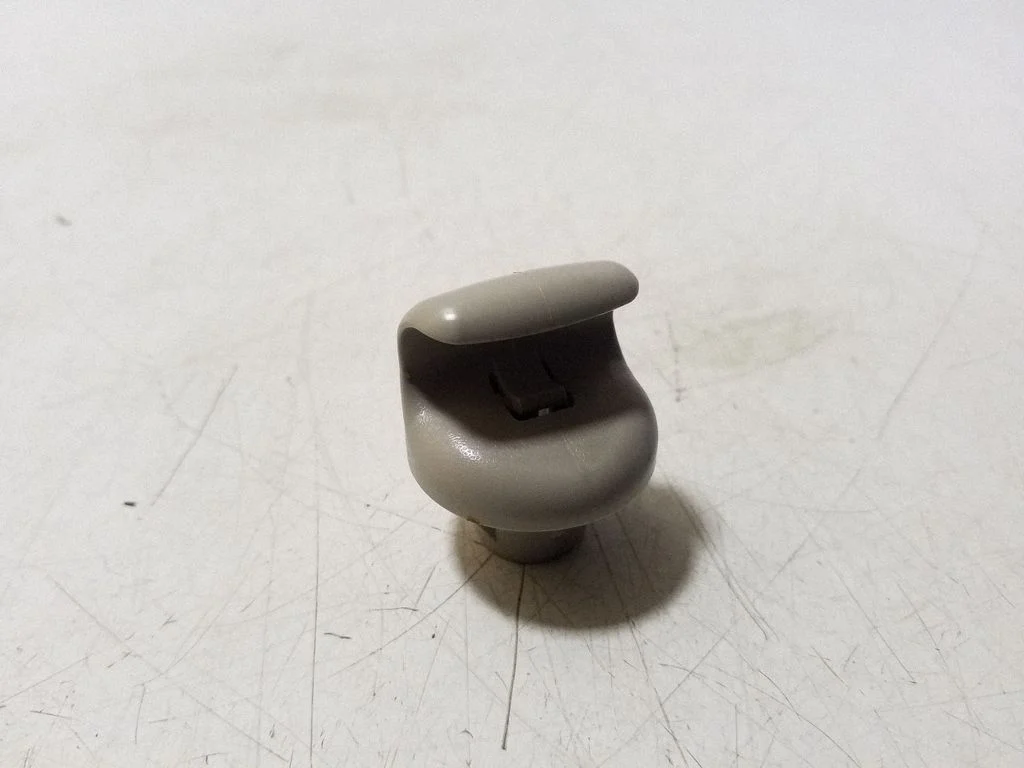 Sun visor clip/hook/bracket – right